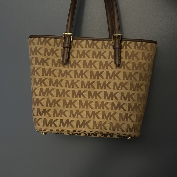 Micheal Kors shoulder bag. Brown and gold. - Picture 2 of 5